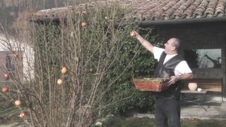 Gyönyörű világos szőke tini amatőr análba dugva és szájba spriccelve nagy farasszal