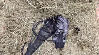 Méretes seggű öreg nő cidázza a paraszt farkát a disznóólban