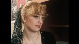 Világos Szőke nagymellű csajok szőrös pinát szopnak méretes farokkal retro jelenetben