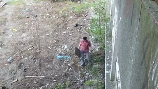 Krissy Kage csoki hajjal alaposan rakva az elhagyott épületben